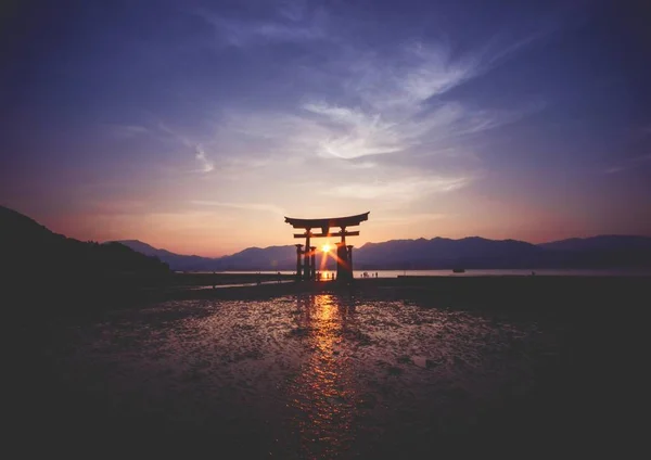 Lélegzetelállító naplemente felett a híres történelmi úszó torii Miyajima, Japán — Stock Fotó