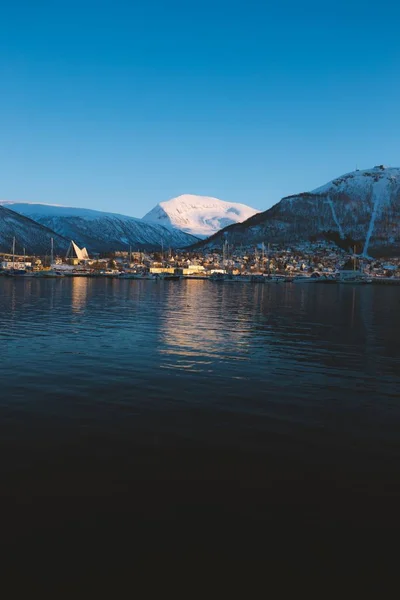 Vertikal Bild Den Vackra Sjön Omgiven Snötäckta Berg Tromso Norge — Stockfoto