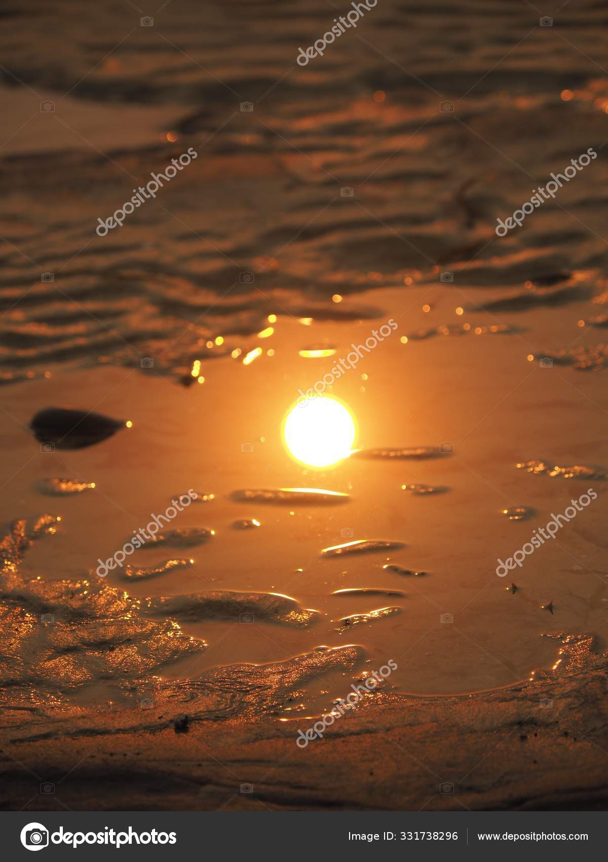 夕阳西下时 海滩被大海环绕 阳光反射在水面上 图库照片 C Wirestock 夕阳西下时 海滩被大海环绕 阳光反射在水面上 图库照片 C Wirestock