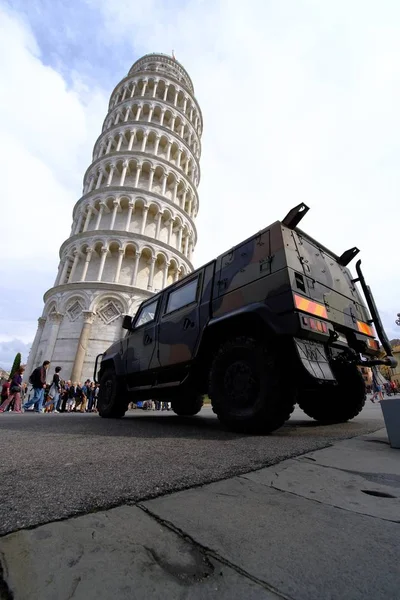 意大利的皮萨塔和军用卡车，恐怖主义恐惧 — 图库照片