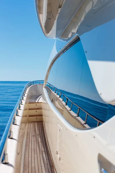 Tiro Vertical Iate Mar Céu Azul Durante Dia — Fotografia de Stock