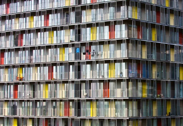 Prachtige opname van een appartement met verschillende kleuren deuren — Stockfoto