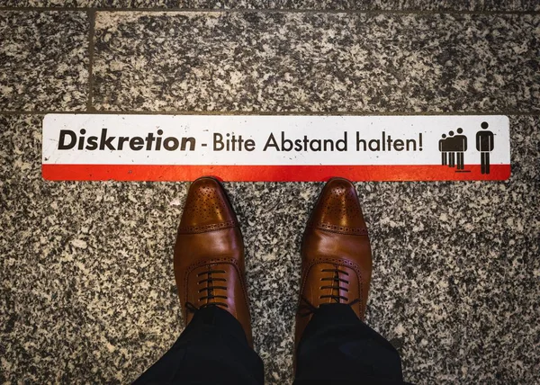 Munich Allemagne Déc 2019 Homme Fait Queue Derrière Panneau Attente — Photo