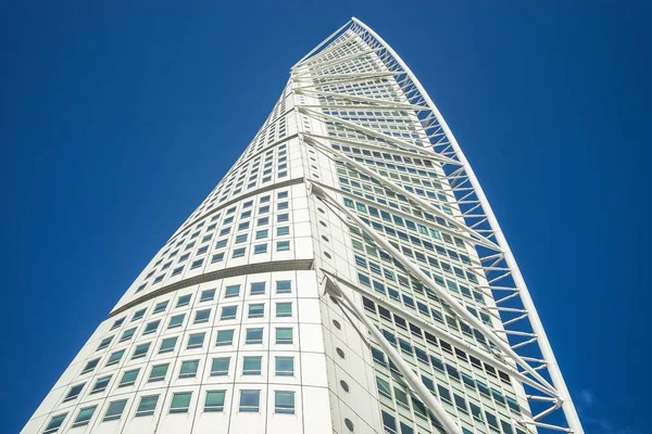 Low angle view of the Turning Torso under a blue sky and sunlight in Malmo in Sweden — ストック写真