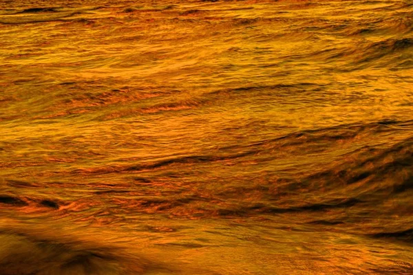 Sunset reflecting on the sea with crazy sea waves - great for wallpaper or background — Stock Photo, Image