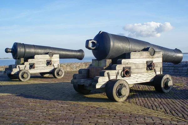 Kanoner i den historiska nederländska hamnstaden Hellevoetsluis — Stockfoto