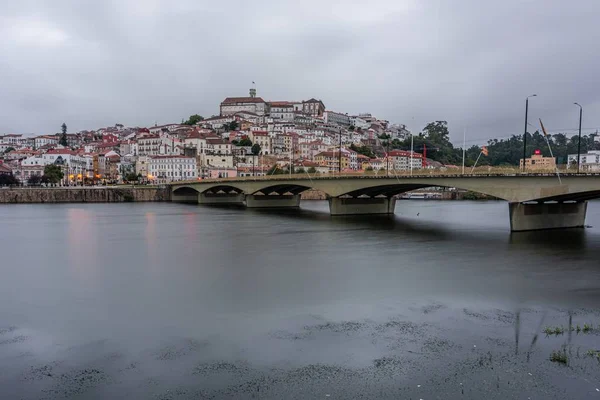 Eine Brücke Meer Umgeben Von Der Stadt Coimbra Unter Bewölktem — Stockfoto