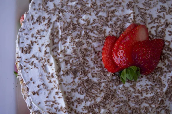 Πεντανόστιμο φρεσκοψημένο κέικ φράουλα με πλούσια γεύση — Φωτογραφία Αρχείου