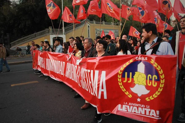 智利圣地亚哥 2019年9月27日 在智利圣地亚哥为地球举行的全球罢工中 学生们在周五为未来举行抗议活动 空中的手和海报 — 图库照片