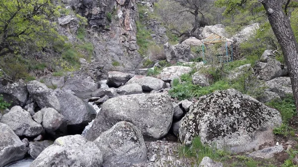 Flache Aufnahme großer Felsen im grasbedeckten Tal — Stockfoto