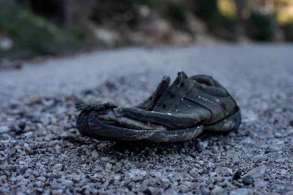 Primer Plano Zapato Viejo Arrancado Dejado Atrás Camino Grava —  Fotos de Stock