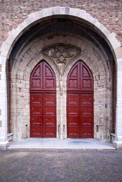 Eine Vertikale Aufnahme Von Kirchentüren Dordrecht Den Niederlanden — Stockfoto