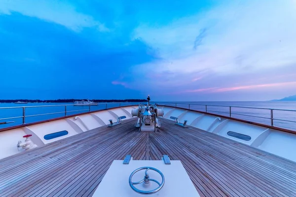 Piękny strzał z łodzi morskiej pod chmurnym niebiesko-fioletowym niebem — Zdjęcie stockowe