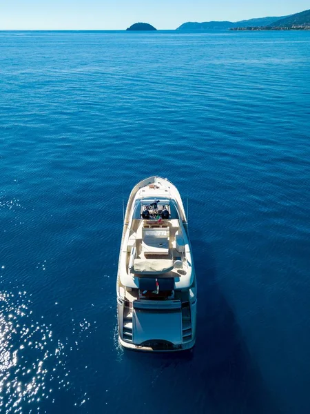 Eine Vertikale Aufnahme Einer Yacht Die Auf Dem Meer Segelt — Stockfoto
