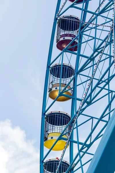 Vertical shot of ferries wheel with  cloudy sky in the background — Stock Photo, Image