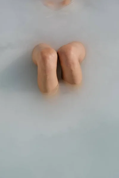 Вертикальний знімок колін людини у ванні — стокове фото