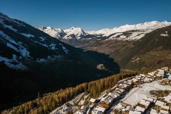 Foto ad angolo alto di un villaggio di sport invernali, Sainte-Foy-Tarentaise nelle Alpi in Francia — Foto Stock