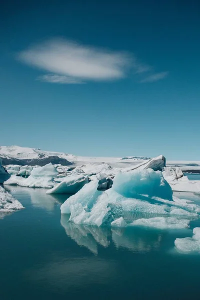 Tiro Vertical Belos Icebergs Oceano Capturado Islândia — Fotografia de Stock