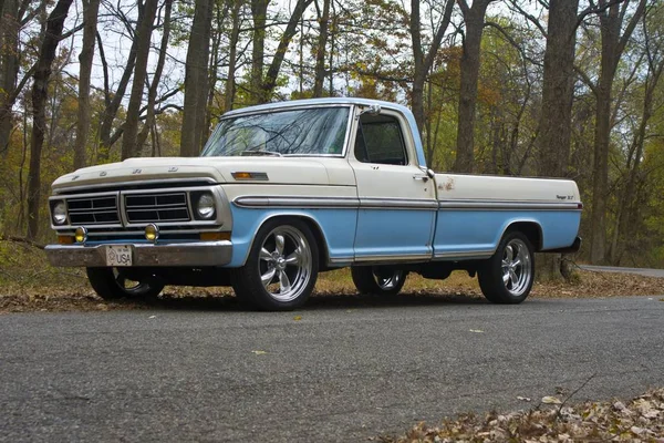 Classic pickup truck — Stock Photo, Image