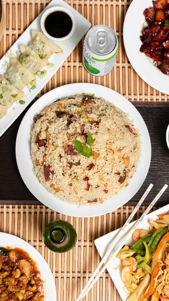 Overhead vertical shot of asian dishes arranged on table-mats — Stock Photo, Image