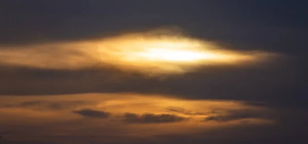 Cielo nublado durante una puesta de sol dorada en la noche - una buena imagen para fondos de pantalla y fondos de pantalla — Foto de Stock