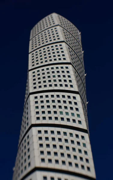 背景に濃い青空のアンカラ公園の超高層ビルの垂直ショット — ストック写真