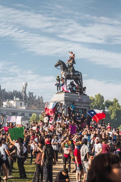 Die santiago-Proteste zeigen ihre Unzufriedenheit mit der chilenischen Regierung aufgrund der sozialen Krise — Stockfoto