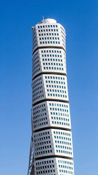 Scatto verticale del grattacielo di Ankarparken con un cielo blu sullo sfondo — Foto Stock