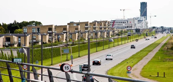 Camino Lleno Coches Cerca Edificios Ciudad —  Fotos de Stock