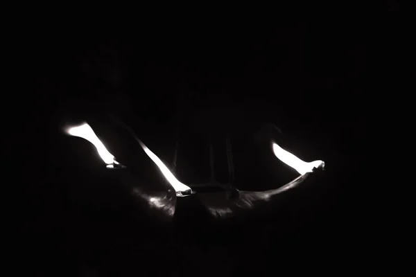 Τρεις Φλόγες Βγαίνουν Από Μια Πήλινη Λάμπα Πετρελαίου Στο Σκοτάδι — Φωτογραφία Αρχείου