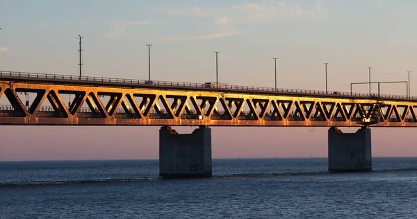 Όμορφη βολή της γέφυρας Όρεσουντ πάνω από το νερό. — Φωτογραφία Αρχείου