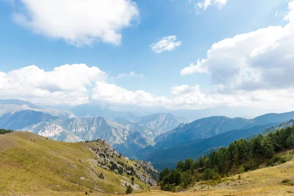 Beau cliché des montagnes boisées dans le parc national mercantour en France — Photo