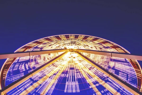 Colpo basso di una ruota panoramica sul molo della Marina di Chicago durante la sera — Foto Stock