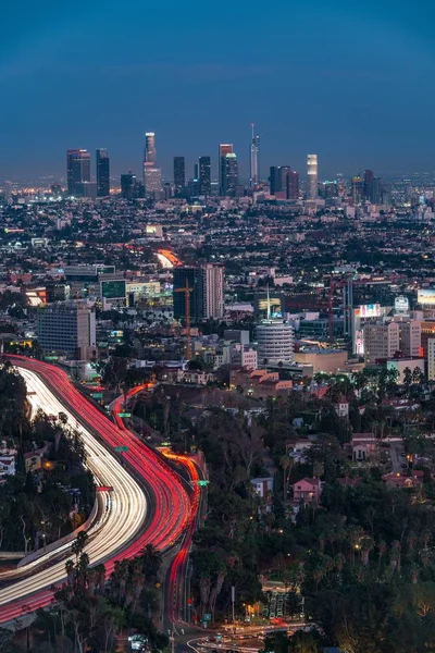 Aydınlatılmış Los Angeles Nın Dikey Yüksek Açılı Görüntüsü — Stok fotoğraf