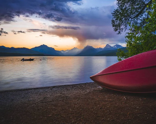 Ein Rotes Boot Der Nähe Des Meeres Umgeben Von Wunderschönen — Stockfoto