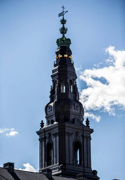 Vertikální záběr věže paláce Christiansborg s modrou oblohou v pozadí — Stock fotografie