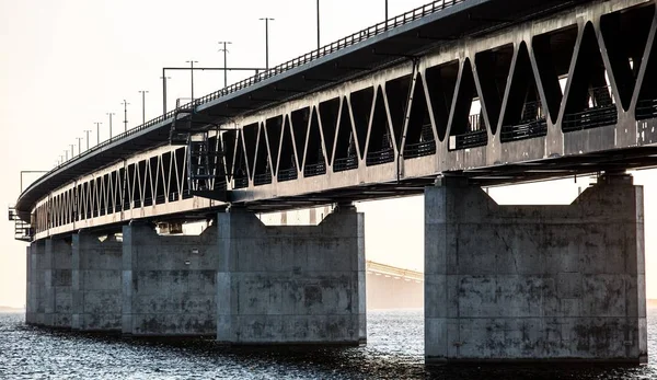 Brug over zee met een mistige achtergrond — Stockfoto