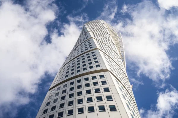 Low angle view of the Turning Torso under a blue sky and sunlight in Malmo in Sweden — 스톡 사진