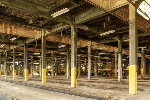 Снимок старого склада со старыми поездами внутри — стоковое фото