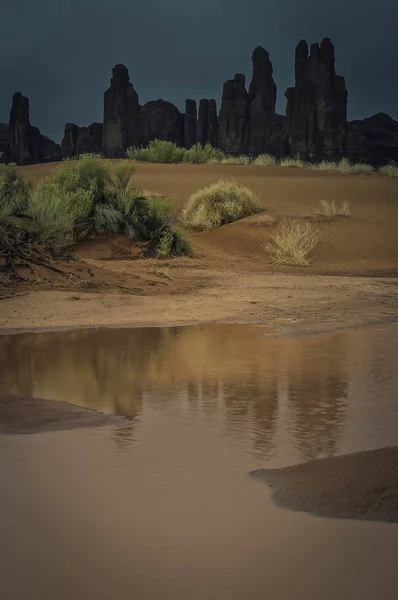 Vertical Shot Lake Surrounded Rock Formations Canyon — Stock Photo, Image