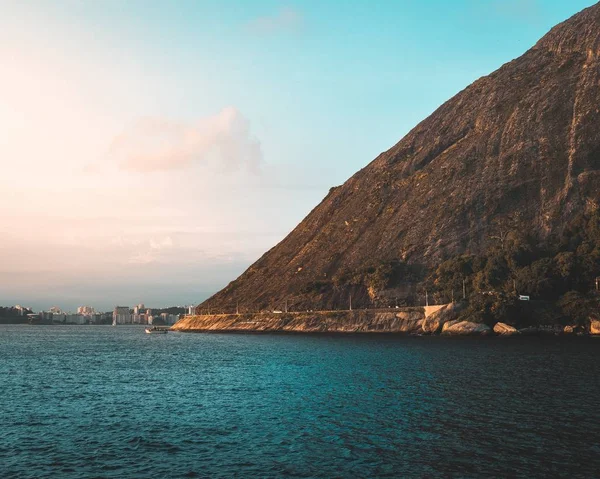 Rio de Janeiro 'da okyanus kıyısındaki bir kaya oluşumunun manzarası — Stok fotoğraf