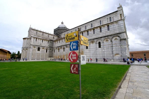 Turistic signs in Pissa italy, Pissa Tower — 스톡 사진