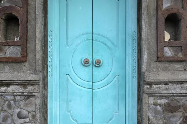 Gros plan d'une belle porte vintage bleu clair d'un vieux bâtiment en pierre — Photo