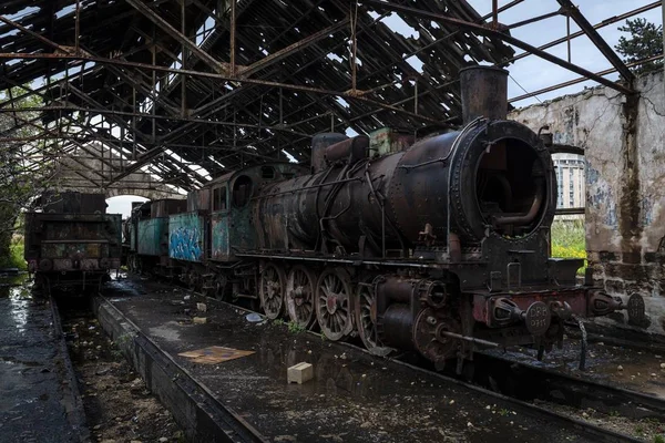 Viejas locomotoras en un viejo y hermoso patio de trenes capturado en Líbano — Foto de Stock