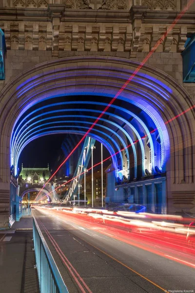 Vuelo vertical de luces vibrantes deslizándose por el histórico puente de la Torre de Londres. —  Fotos de Stock