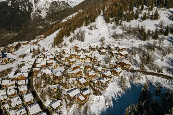 Foto ad angolo alto del villaggio nevoso di Wintersport, Sainte-Foy-Tarentaise nelle Alpi in Francia . — Foto Stock
