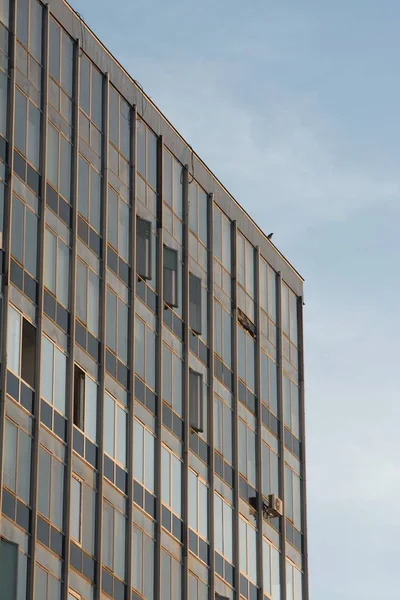 Edifício Moderno Com Janelas Vidro Sob Luz Sol Céu Azul — Fotografia de Stock