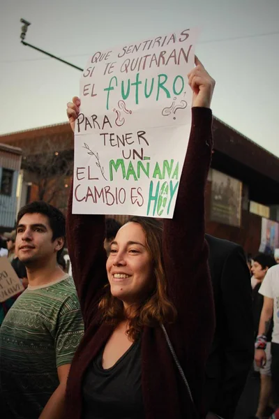 智利圣地亚哥 2019年9月27日 在智利圣地亚哥为地球举行的全球罢工中 学生们在周五为未来举行抗议活动 空中的手和海报 — 图库照片