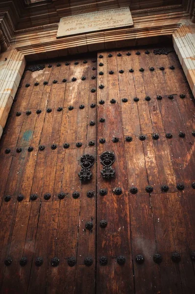 コロンビアボゴタ大聖堂の美しい木製のドアの垂直低角度ショット — ストック写真