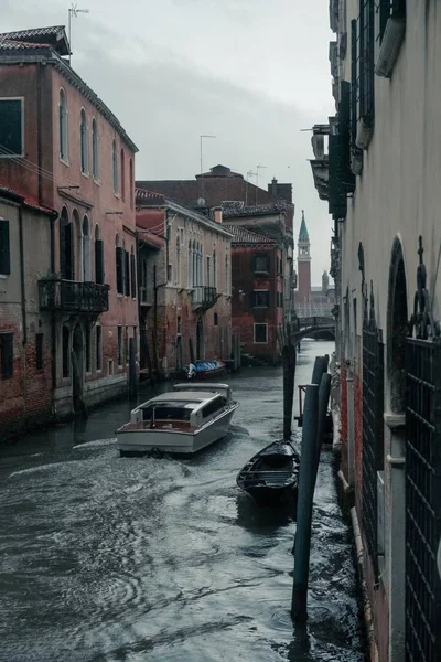 Vertikální záběr na scenérii lodí plujících v kanálech historických Benátek — Stock fotografie
